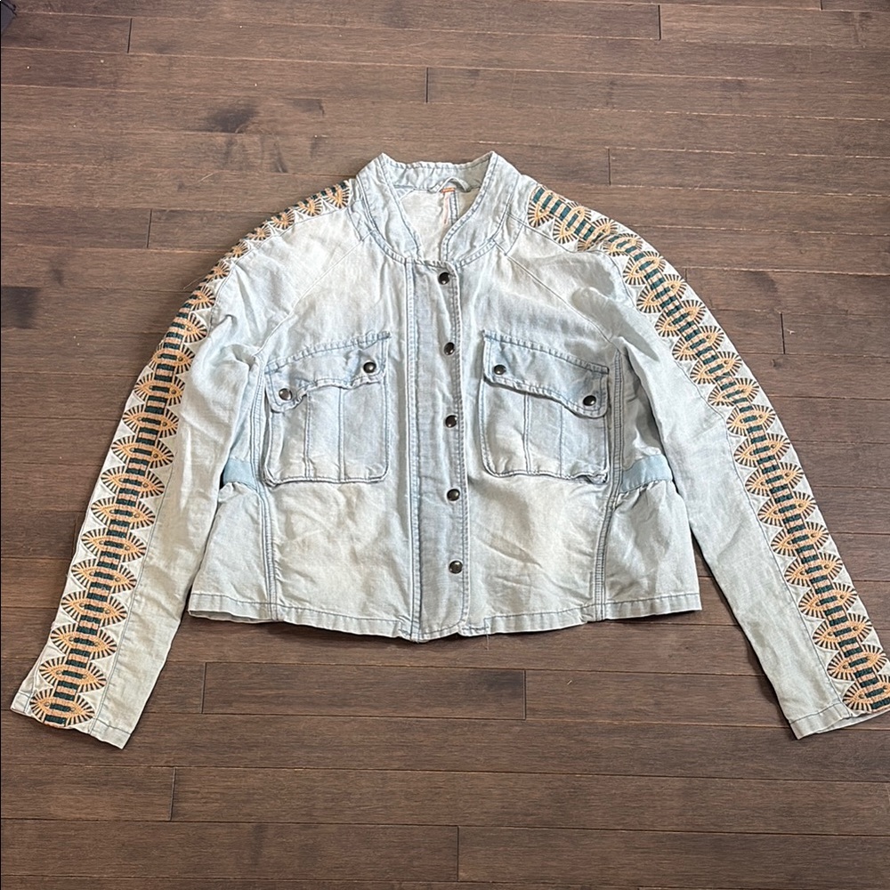 Free People Embroidered Light Blue Acid Wash Denim Jacket Women’s M
